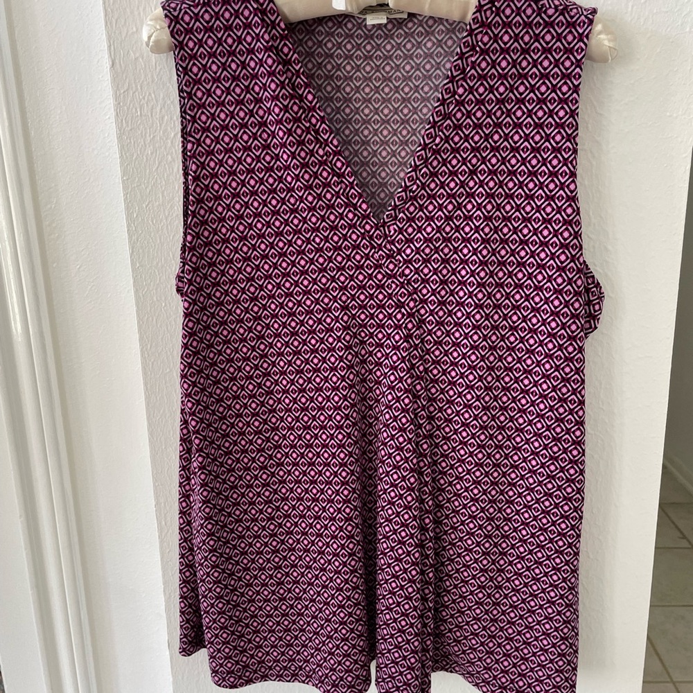 Dana Buchman sleeveless top. Flowy and forgiving!